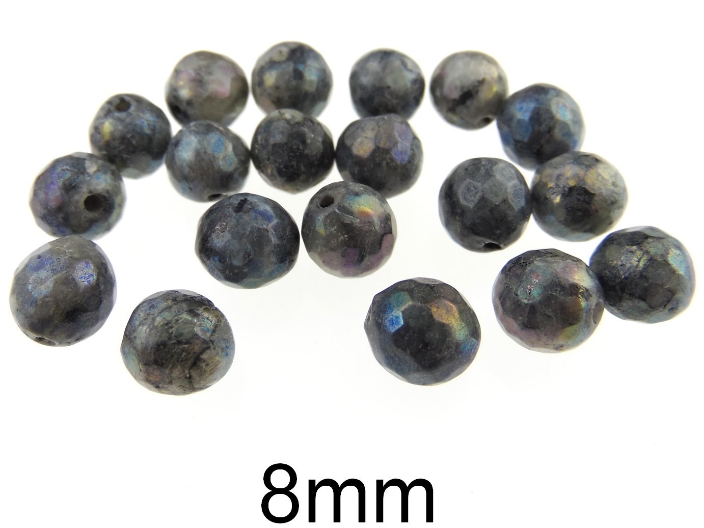 Labradorite fatetat. Diametru: 8mm.