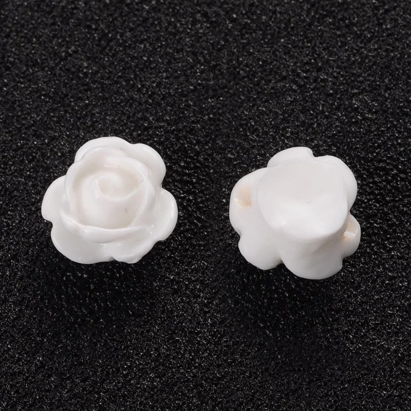 Mărgele floare trandafir albe din rășină opacă, dimensiune 9x7mm și gaură 1mm. Ideale pentru brățări, coliere, cercei și alte proiecte handmade cu tematică florală.