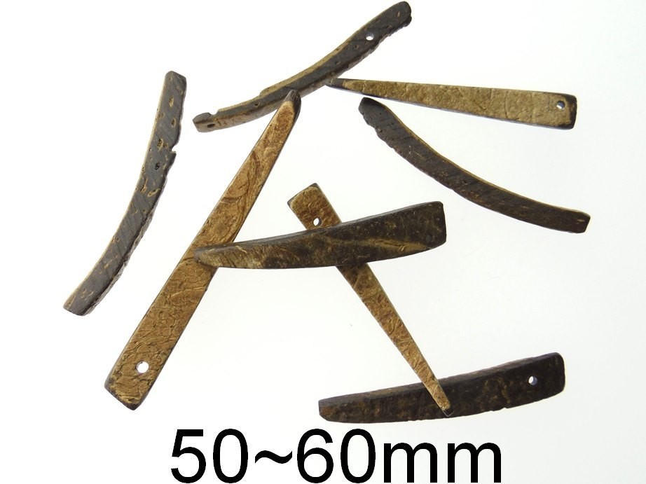 Pandant din cocos. Dimensiuni: 50~60x6~8x~4mm