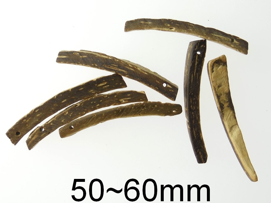 Pandant din cocos. Dimensiuni: 50~60x6~8x~4mm