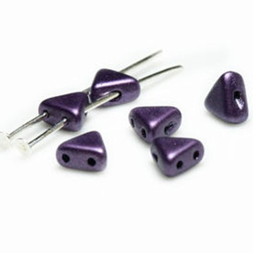 Kheops par Puca. Dimensiuni: 6x6x3mm. Culoare: Metallic Mat Dark Plum