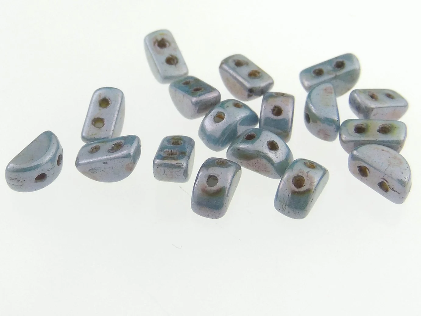 Kos par Puca. Dimensiuni: 6x3x3mm. Culoare: Opaque Mix Blue/Green Ceramic Look