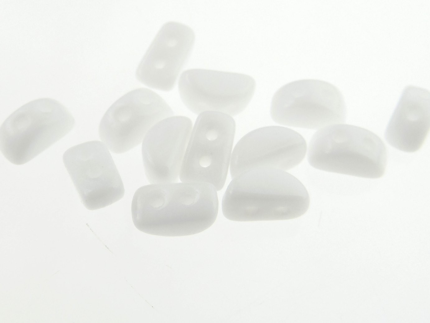 Kos par Puca. Dimensiuni: 6x3x3mm. Culoare: Opaque White Ceramic Look