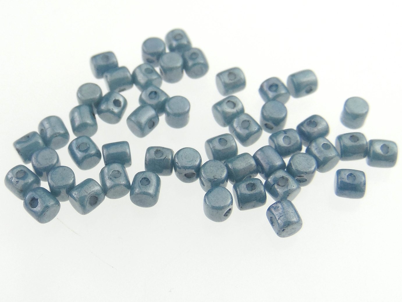 (5b)Minos par Puca. Dimensiuni: 3x2.5mm. Culoare: Opaque Blue Ceramic