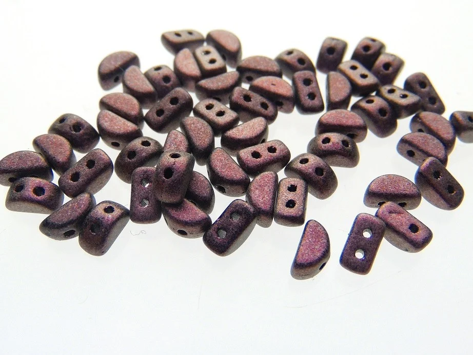 Kos par Puca. Dimensiuni: 6x3x3mm. Culoare: Metallic Mat Dark Violet
