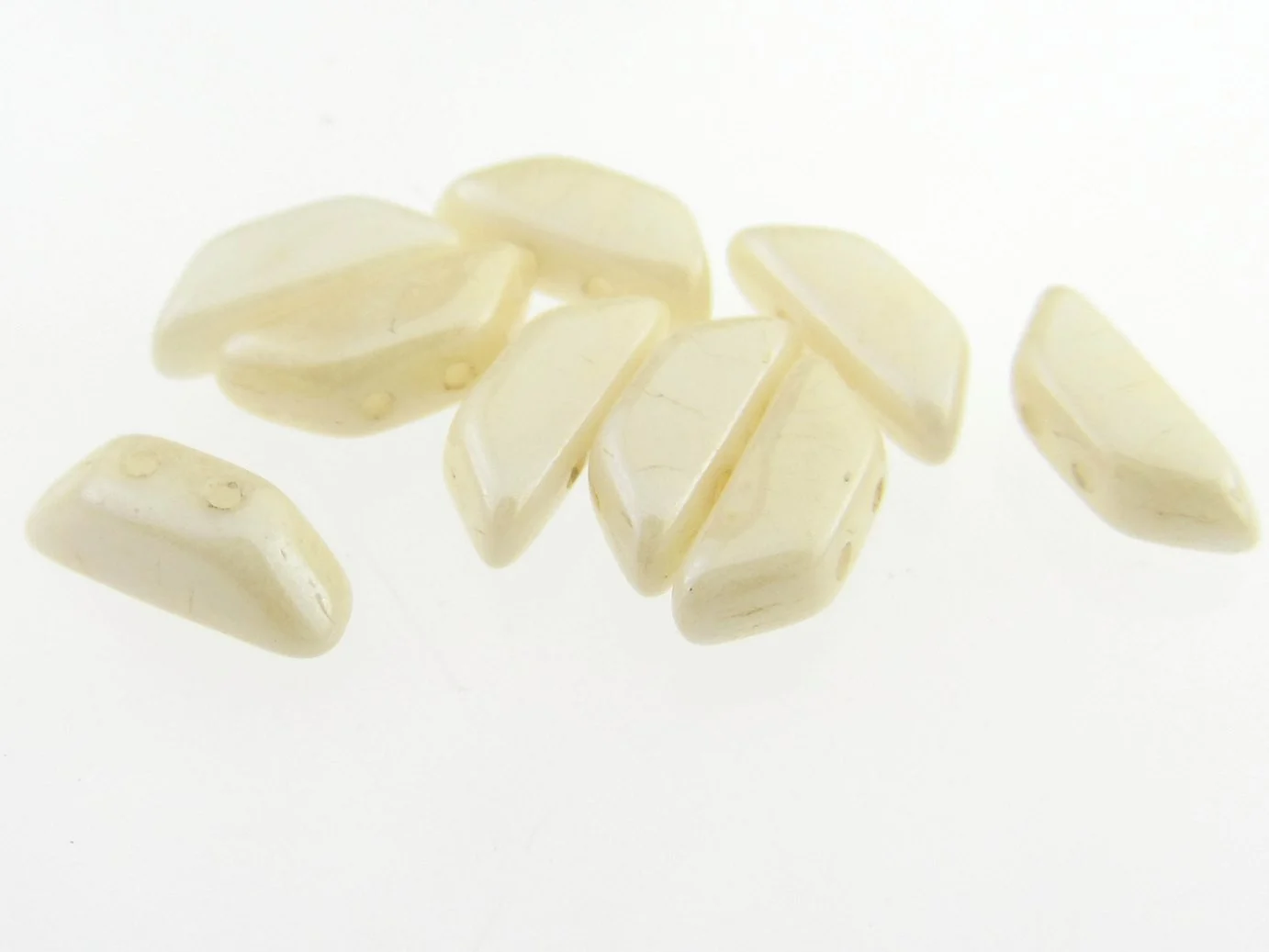 Tinos par Puca. Dimensiuni: 10x4x3mm. Culoare: Opaque Beige Ceramic