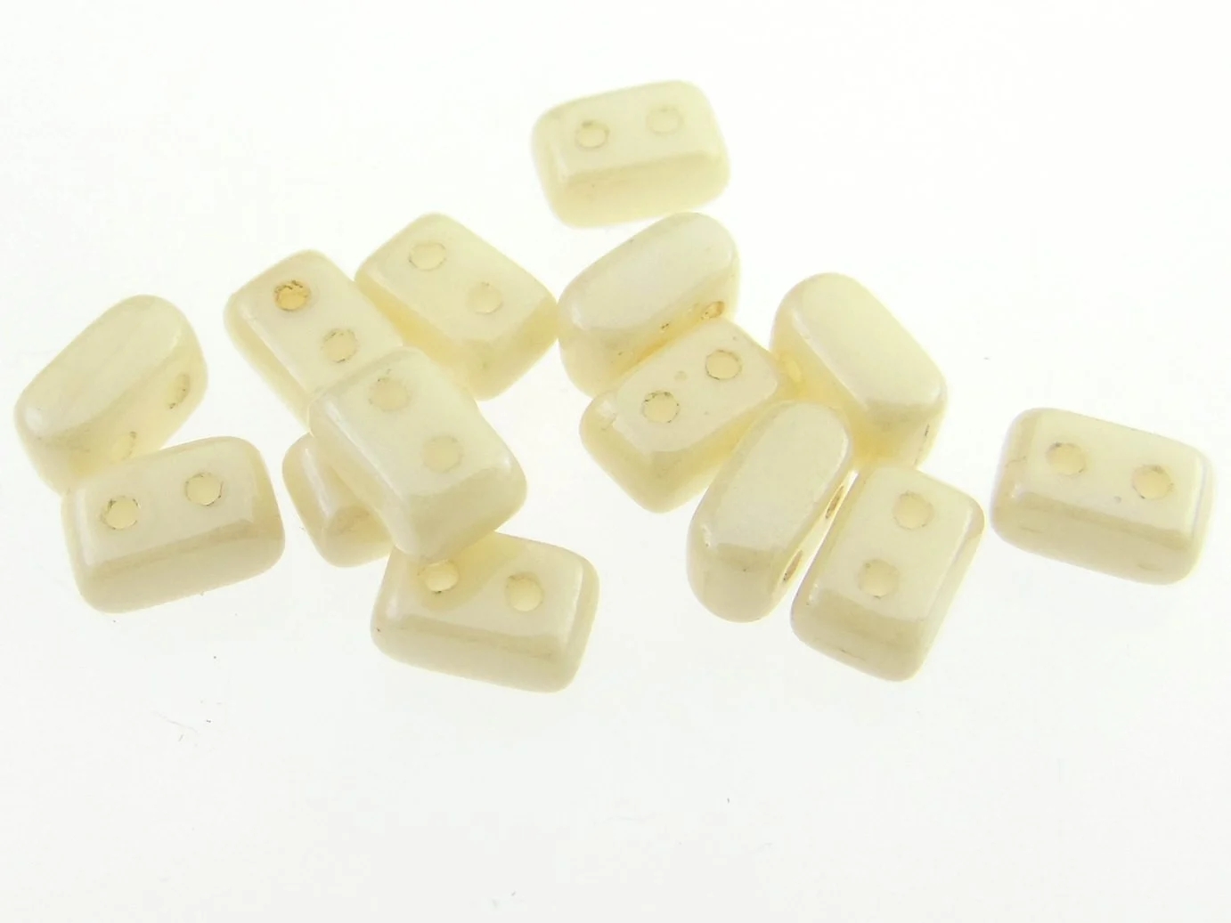 Ios par Puca. Dimensiuni: 5.5x3.5x2.5mm. Culoare: Opaque Beige Ceramic