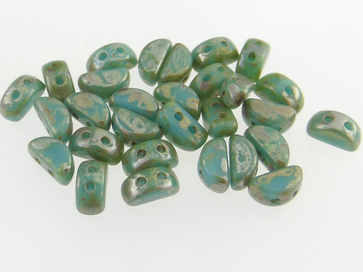 Kos par Puca. Dimensiuni: 6x3x3mm. Culoare: Opaque Aqua Picasso