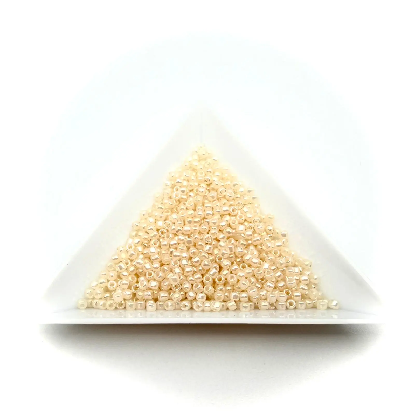 Toho Rotunde 11/0 Ceylon Lt Ivory (TR-11-147) – 5g